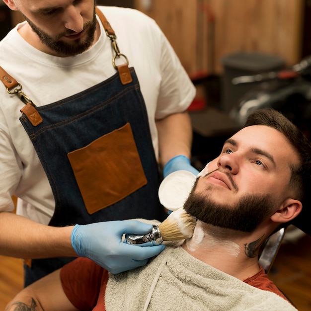 peluquero crema afeitar contornear barba cliente masculino 23 2148985736